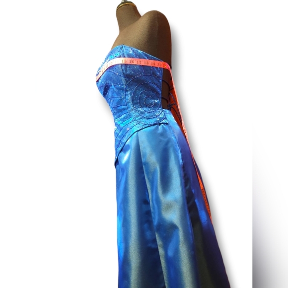 Shimmering blue gown - Picture 3 of 11